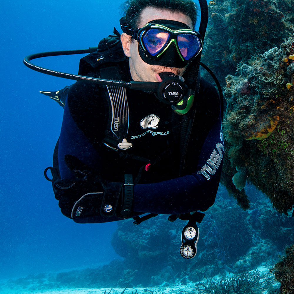 Diver using Tusa Platina Compass & Pressure Gauge Console