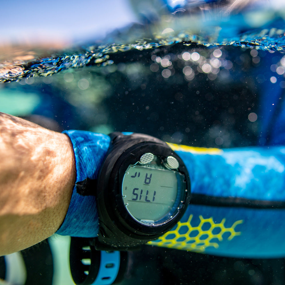 Diver with Aqua Lung i300C Wrist Dive Computer