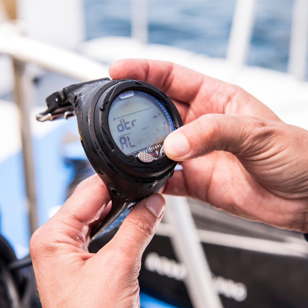 Diver with Aqua Lung i300C Wrist Dive Computer